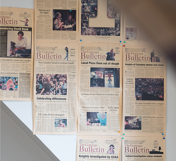 الفنان الموسيقي R&B ألين ستون (في الوسط) يستمتع بعرض تجريبي لفيديو سجلته شركة Offbeat Films. وحوله زاجس جيس كليمنت (يسار ستون)، وداني تشاستين (أعلى اليمين)، وتايلور بيدروزا (خريج 2013، وسط اليمين)، وتوماس أكيلز (أسفل اليمين). وشمل الممثلون مات فيرغارا (خريج 2015، في الإطار الصغير) وكونور برينز (خريج 2013).